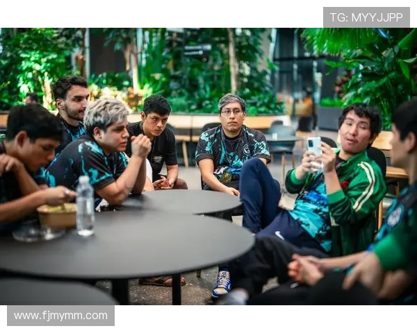 DOTA2战术解析：揭示FPX中路突破的关键策略与执行细节